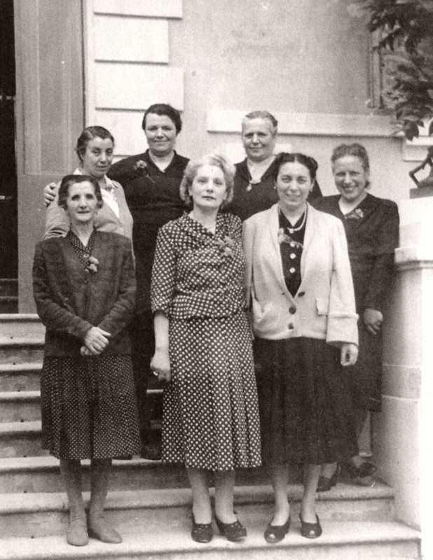 Amiche treviolesi alle terme - anno 1933.jpg