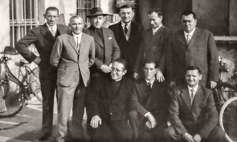 Amici di Curnasco con don Morosini - anno sconosciuto.jpg