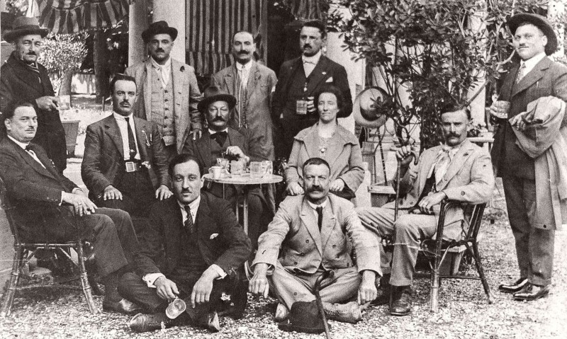 Amici treviolesi alle terme - anno 1933.jpg