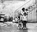 Cortile in piazza di Treviolo anno 1960- Grazie e Bepi Corna.jpg