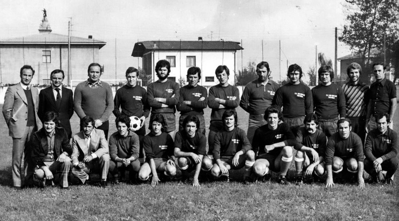 Squadra calcio Treviolo anno 1976 - Grazie e Bepi Corna.jpg