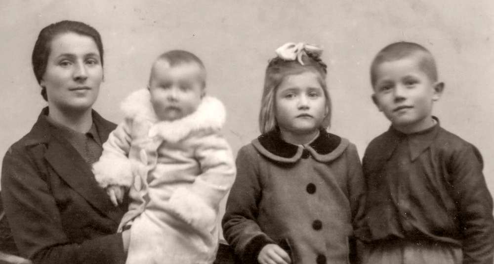 Anna Vitali con i figli Mario, Lucia e Rico Facoetti - Anno 1941.jpg