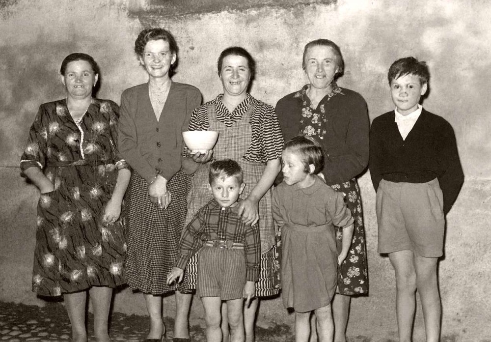 Famiglia Facoetti e vicini di Via Molino - Anno 1954.jpg