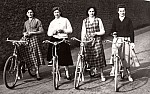 Iolanda Monzani con la sorella e delle amiche - Anno 1956.jpg
