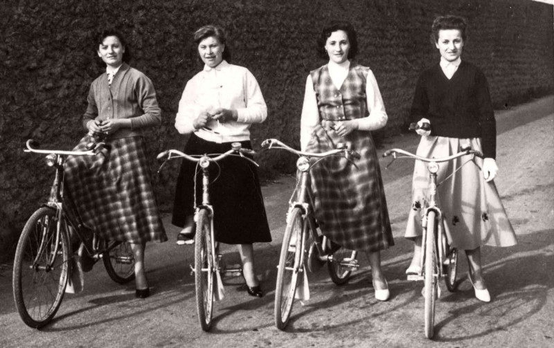 Iolanda Monzani con la sorella e delle amiche - Anno 1956.jpg