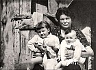 Teresa Rota con i nipoti - Curnasco - anno 1964 - Archivio Avis Treviolo.jpg