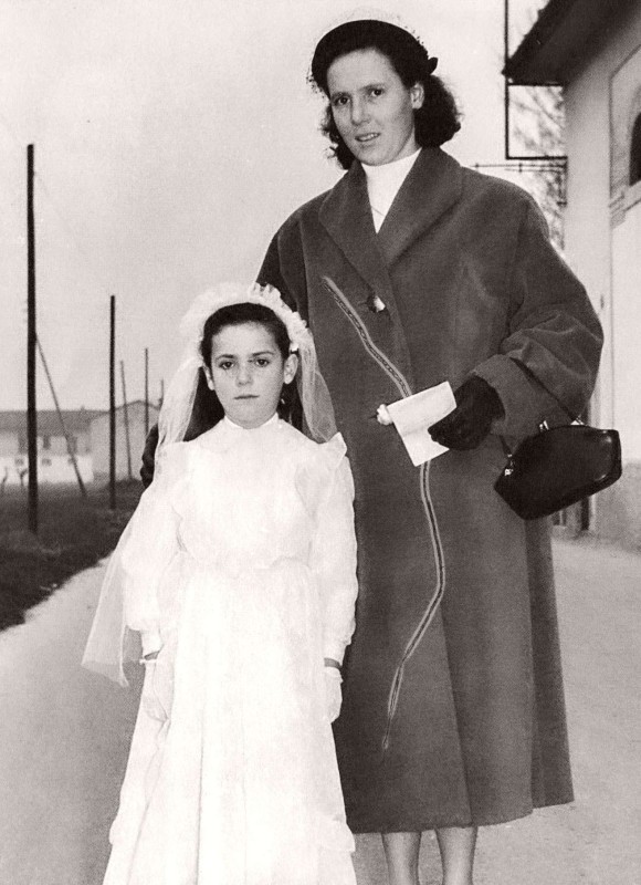 Anselmina Ravasio alla prima comunione a Curnasco - anno 1956 - Archivio Avis Treviolo.jpg