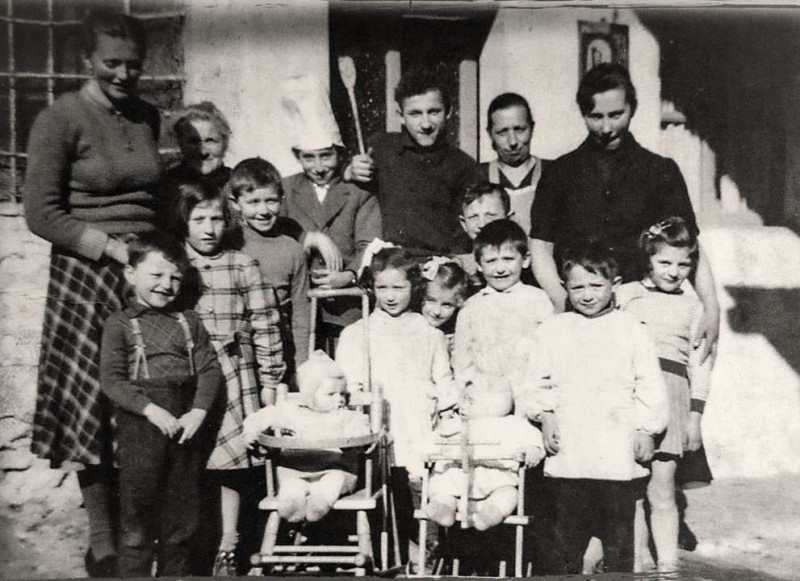 Cortile Butta - Curnasco - anno 1957 - Archivio Avis Treviolo.jpg