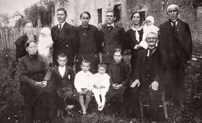Famiglia Bacis di Curnasco - Anno sconosciuto - Archivio Avis Treviolo.jpg