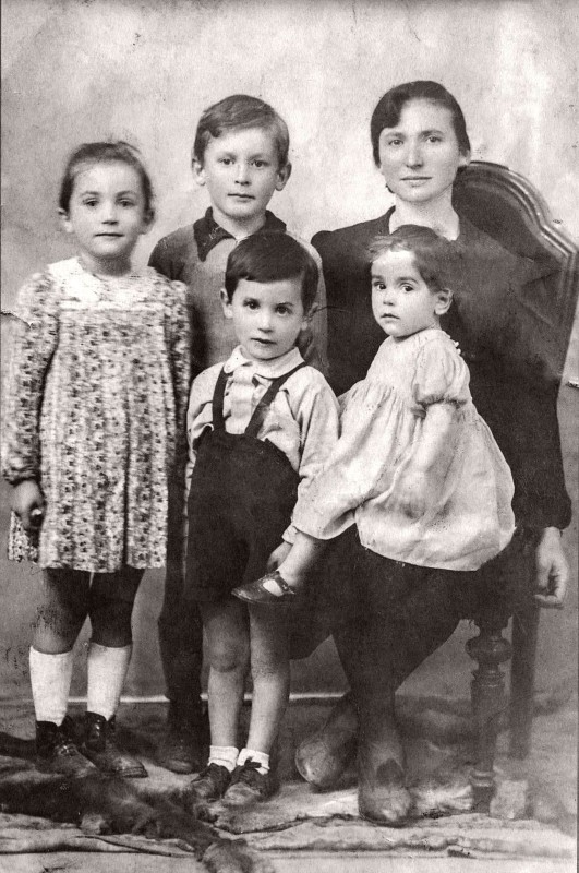 Famiglia Ravasio - anno sconosciuto - Archivio Avis Treviolo.jpg