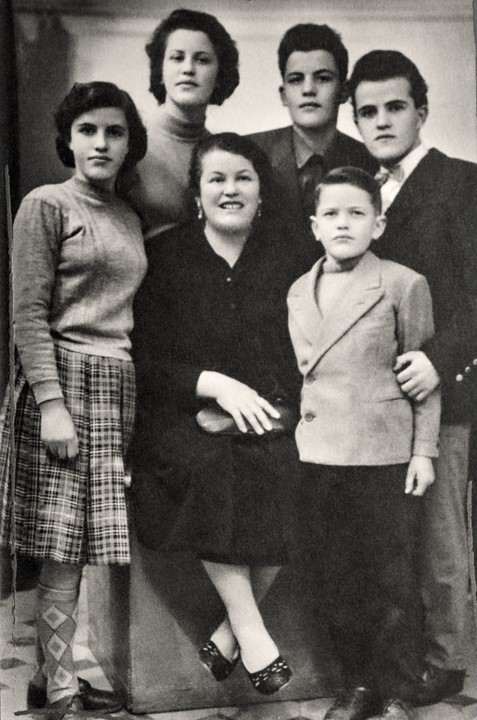 Famiglia Rinaldi - Curnasco - anno 1955 - Archivio Avis Treviolo.JPG