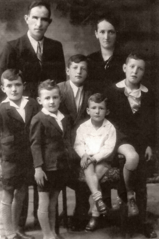 Giuseppe Lodetti e famiglia - Fine anni ཚ - Grazie a Isaia Lodetti.jpg