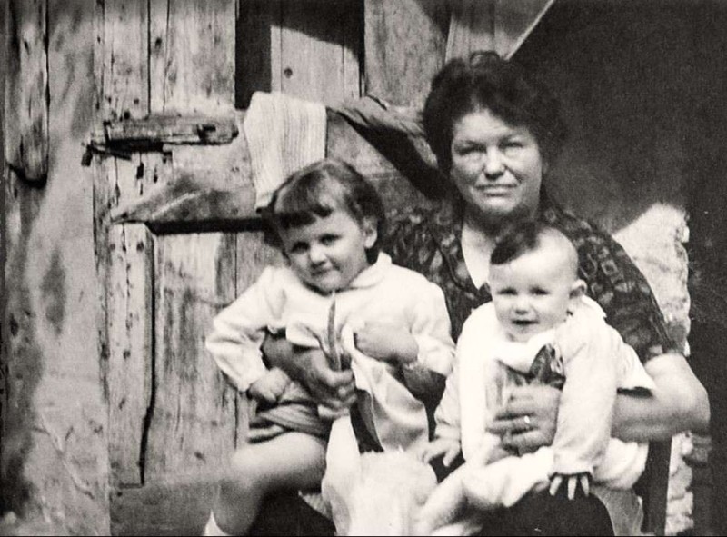 Teresa Rota con i nipoti - Curnasco - anno 1964 - Archivio Avis Treviolo.jpg