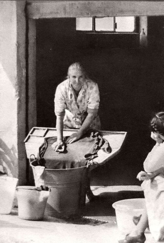 Rosina Ravasio alla cascina Torchio di Curnasco - anno sconosciuto - Archivio Avis Treviolo.jpg