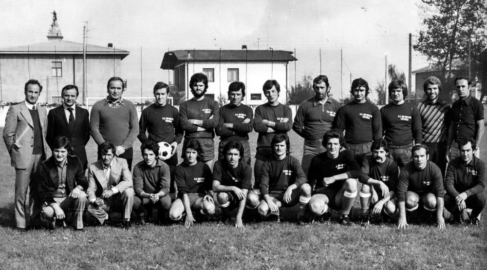 Squadra calcio Treviolo anno 1976 - Grazie e Bepi Corna.jpg