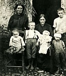 Famiglia Piazzalunga nella Corte Spajani - anno 1926.jpg